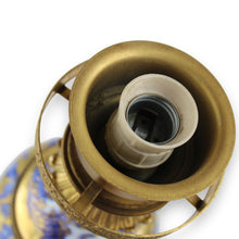 Carica l'immagine nel visualizzatore di Gallery, Lampada in porcellana dipinta a mano del XX secolo