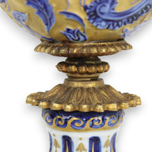 Carica l'immagine nel visualizzatore di Gallery, Lampada in porcellana dipinta a mano del XX secolo