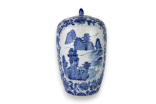 Carica l'immagine nel visualizzatore di Gallery, Vaso in Porcellana Cinese Blu e Bianca Dipinto a Mano Scena Paesaggio Montano e Floreale Decorazione Vintage