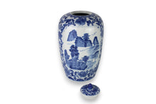 Carica l'immagine nel visualizzatore di Gallery, Vaso in Porcellana Cinese Blu e Bianca Dipinto a Mano Scena Paesaggio Montano e Floreale Decorazione Vintage