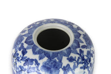 Carica l'immagine nel visualizzatore di Gallery, Vaso in Porcellana Cinese Blu e Bianca Dipinto a Mano Scena Paesaggio Montano e Floreale Decorazione Vintage