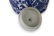 Carica l'immagine nel visualizzatore di Gallery, Vaso in Porcellana Cinese Blu e Bianca Dipinto a Mano Scena Paesaggio Montano e Floreale Decorazione Vintage