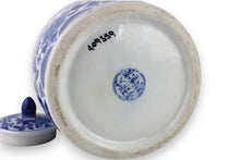 Carica l'immagine nel visualizzatore di Gallery, Vaso in Porcellana Cinese Blu e Bianca Dipinto a Mano Scena Paesaggio Montano e Floreale Decorazione Vintage