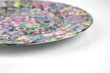 Carica l'immagine nel visualizzatore di Gallery, Coppia di Piatti Decorativi Famille Rose Stile Millefiori FABRICADO EN MACAU Porcellana Cinese Vintage
