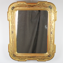 Carica l'immagine nel visualizzatore di Gallery, Specchio con cornice a vassoio in legno dorata bulinata e decorata a mano 1800