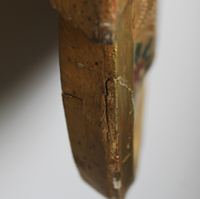 Carica l'immagine nel visualizzatore di Gallery, Specchio con cornice a vassoio in legno dorata bulinata e decorata a mano 1800