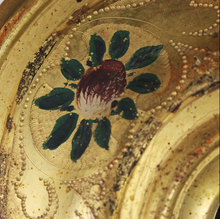 Carica l'immagine nel visualizzatore di Gallery, Specchio con cornice a vassoio in legno dorata bulinata e decorata a mano 1800