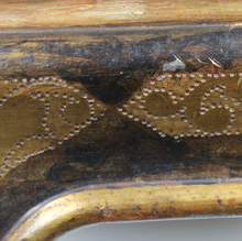 Carica l'immagine nel visualizzatore di Gallery, Specchiera con cornice in legno dorata bulinata e decorata a mano 1800