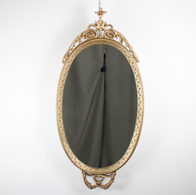 Carica l'immagine nel visualizzatore di Gallery, Specchio Ovale Con Cornice in Legno Dorata