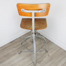 Carica l'immagine nel visualizzatore di Gallery, Sgabello Girevole VINTAGE Industriale Regolabile a Vite