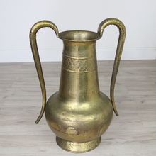 Carica l'immagine nel visualizzatore di Gallery, Anfora vintage a due manici in Ottone Battuto anni '50