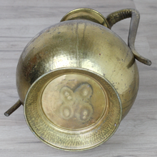 Carica l'immagine nel visualizzatore di Gallery, Anfora vintage a due manici in Ottone Battuto anni '50