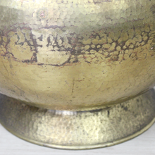 Carica l'immagine nel visualizzatore di Gallery, Anfora vintage a due manici in Ottone Battuto anni '50