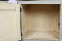 Carica l'immagine nel visualizzatore di Gallery, Coppia di comodini veneziani del XIX secolo