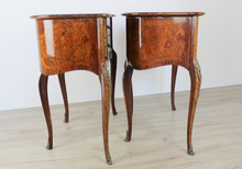 Carica l'immagine nel visualizzatore di Gallery, Coppia di comodini vintage in stile Luigi XV