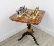 Carica l'immagine nel visualizzatore di Gallery, Tavolino con scacchiera e valigetta con pedine