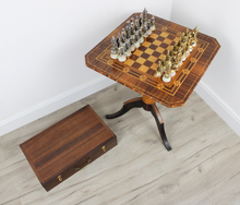 Carica l'immagine nel visualizzatore di Gallery, Tavolino con scacchiera e valigetta con pedine