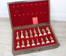 Carica l'immagine nel visualizzatore di Gallery, Tavolino con scacchiera e valigetta con pedine