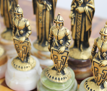 Carica l'immagine nel visualizzatore di Gallery, Tavolino con scacchiera e valigetta con pedine