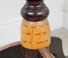 Carica l'immagine nel visualizzatore di Gallery, Tavolino con scacchiera e valigetta con pedine