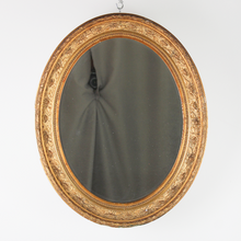 Carica l'immagine nel visualizzatore di Gallery, Specchio ovale con cornice in legno dorata d'epoca 1800