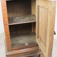 Carica l'immagine nel visualizzatore di Gallery, Coppia di comodini con alzatina fine '800