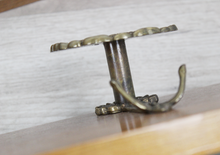 Carica l'immagine nel visualizzatore di Gallery, Coppia appendiabiti vintage da parete