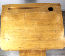 Carica l'immagine nel visualizzatore di Gallery, Banco da scuola per bambini vintage