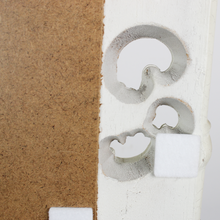 Carica l&#39;immagine nel visualizzatore di Gallery, Specchio Vintage con Cornice in Legno Bianco Panna e Dettagli Intagliati
