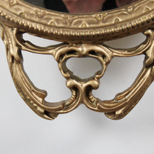 Carica l&#39;immagine nel visualizzatore di Gallery, Specchio Ovale Con Cornice in Legno Dorata
