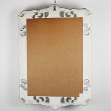 Carica l&#39;immagine nel visualizzatore di Gallery, Specchio Vintage con Cornice in Legno Bianco Panna e Dettagli Intagliati

