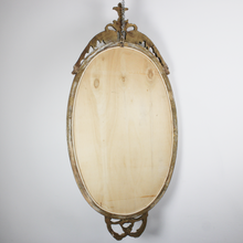 Carica l&#39;immagine nel visualizzatore di Gallery, Specchio Ovale Con Cornice in Legno Dorata
