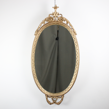 Carica l&#39;immagine nel visualizzatore di Gallery, Specchio Ovale Con Cornice in Legno Dorata
