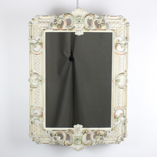 Carica l&#39;immagine nel visualizzatore di Gallery, Specchio Vintage con Cornice in Legno Bianco Panna e Dettagli Intagliati
