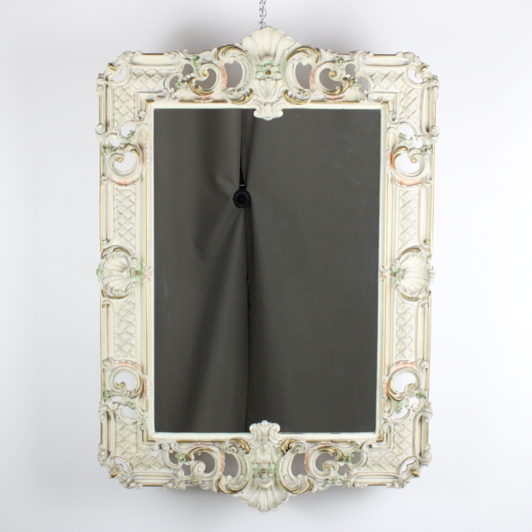 Specchio Vintage con Cornice in Legno Bianco Panna e Dettagli Intagliati
