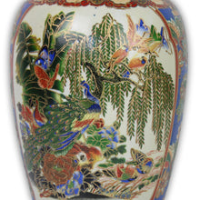 Carica l&#39;immagine nel visualizzatore di Gallery, Vaso Stile Satsuma Cinese Vintage Pavoni e Fiori con Manici Dorati &#39;70
