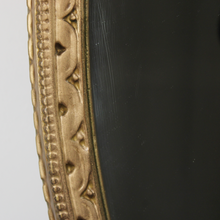 Carica l&#39;immagine nel visualizzatore di Gallery, Specchio Ovale Con Cornice in Legno Dorata
