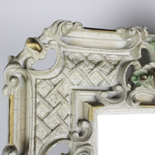 Carica l&#39;immagine nel visualizzatore di Gallery, Specchio Vintage con Cornice in Legno Bianco Panna e Dettagli Intagliati
