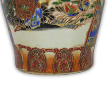 Carica l&#39;immagine nel visualizzatore di Gallery, Vaso Stile Satsuma Cinese Vintage Pavoni e Fiori con Manici Dorati &#39;70
