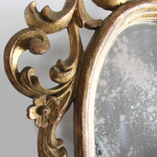 Carica l&#39;immagine nel visualizzatore di Gallery, Grande specchio con cornice in legno dorata intagliata &#39;900
