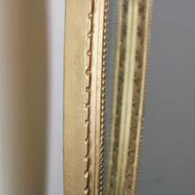 Carica l&#39;immagine nel visualizzatore di Gallery, Specchio Ovale Con Cornice in Legno Dorata
