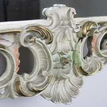 Carica l&#39;immagine nel visualizzatore di Gallery, Specchio Vintage con Cornice in Legno Bianco Panna e Dettagli Intagliati
