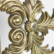 Carica l&#39;immagine nel visualizzatore di Gallery, Specchio con Bordo Ondulato Cornice in Ottone e Dettagli Stile Floreale &#39;900
