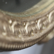 Carica l&#39;immagine nel visualizzatore di Gallery, Specchio Ovale Con Cornice in Legno Dorata
