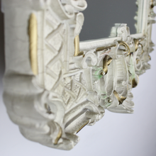Carica l&#39;immagine nel visualizzatore di Gallery, Specchio Vintage con Cornice in Legno Bianco Panna e Dettagli Intagliati
