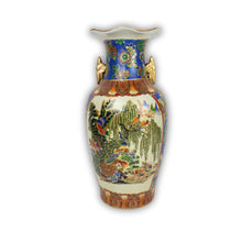 Carica l&#39;immagine nel visualizzatore di Gallery, Vaso Stile Satsuma Cinese Vintage Pavoni e Fiori con Manici Dorati &#39;70
