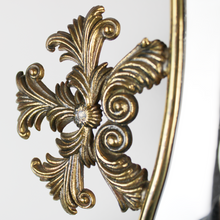 Carica l&#39;immagine nel visualizzatore di Gallery, Specchio con Bordo Ondulato Cornice in Ottone e Dettagli Stile Floreale &#39;900
