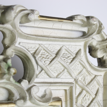 Carica l&#39;immagine nel visualizzatore di Gallery, Specchio Vintage con Cornice in Legno Bianco Panna e Dettagli Intagliati
