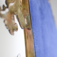Carica l&#39;immagine nel visualizzatore di Gallery, Specchio con Bordo Ondulato Cornice in Ottone e Dettagli Stile Floreale &#39;900
