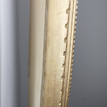 Carica l&#39;immagine nel visualizzatore di Gallery, Specchio Ovale Con Cornice in Legno Dorata
